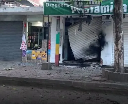 Madrugada de explosión en Algeciras dejó daños en locales comerciales.